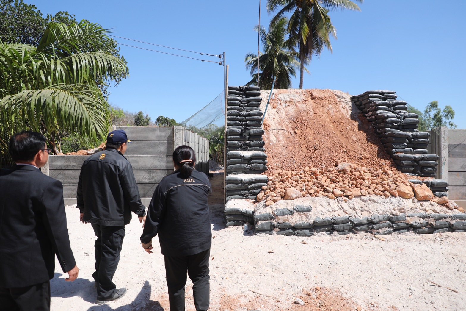 title - “ส.ป.ก. ไม่ทิ้งใครไว้ข้างหลัง” เลขาฯ สั่งลุย ศูนย์เคลื่อนที่ เร่งช่วยเกษตรกรในเขตปฏิรูปที่ดินในพื้นที่เสี่ยงภัย